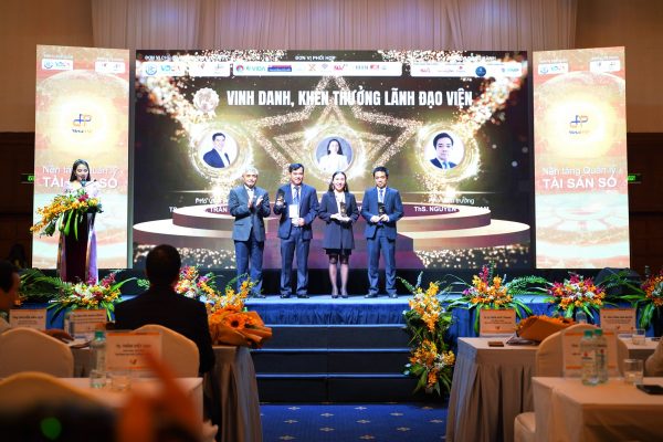 Viện Phát triển Kinh tế số Việt Nam - Vinh danh khen thưởng lãnh đạo 1